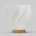 Organische Wirbel-Tischlampe – Skulpturales Ambientelicht mit Holzsockel