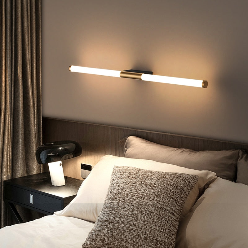 Veralyn - Elegante goldfarbene LED-Wandlampe in Stabform für das Schlafzimmer