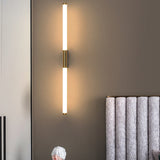 Elegante goldfarbene LED-Wandlampe in Stabform für das Schlafzimmer