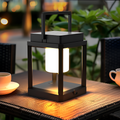 Elegante lanterna solare portatile nera con funzione di ricarica USB per il giardino