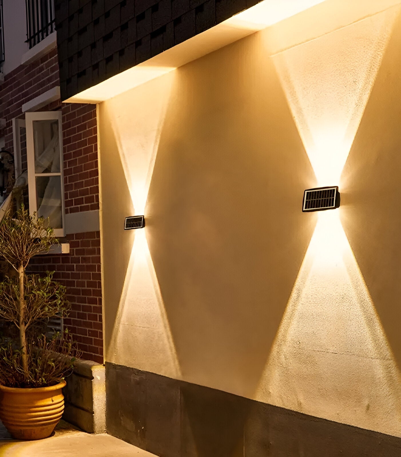 Auristia Wasserdichte LED Solar Wandlampe für Außen mit In- und Uplight für Schöne Außenbeleuchtung