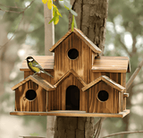 Charmantes hölzernes Vogelhaus für draußen und den Garten