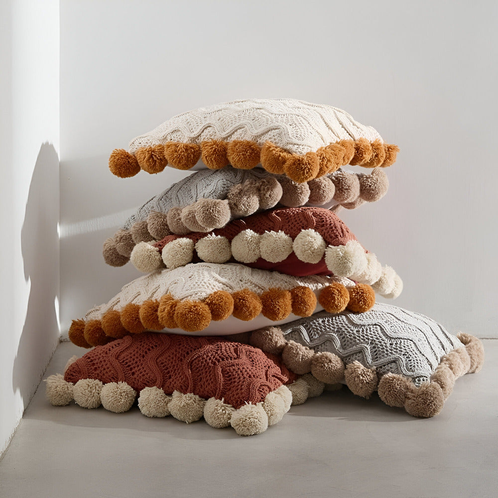 Domitia - Gemütliche gestrickte Kissenhülle mit Quasten im trendigen Boho-Stil