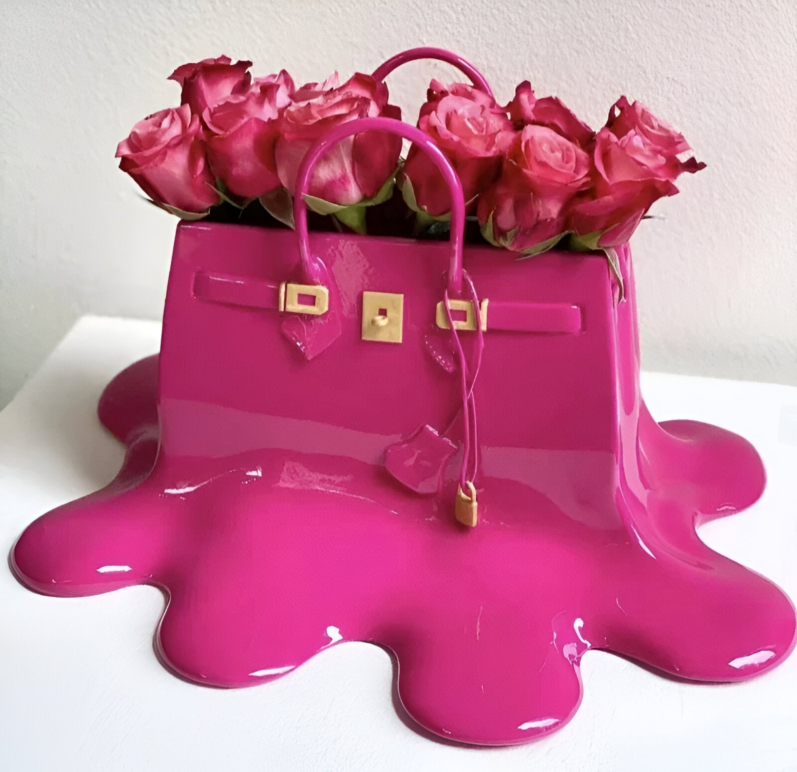 Melantha - Elegante Kunstharzvase mit Griffloch für einen stilvollen Look