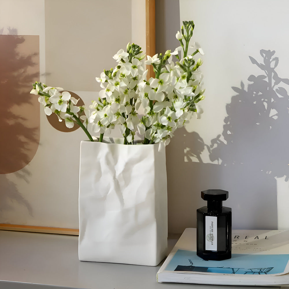 Caelora – Stilvolle moderne Keramikvase im trendigen Papierbeutel-Design