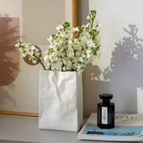 Stilvolle moderne Keramikvase im trendigen Papierbeutel-Design