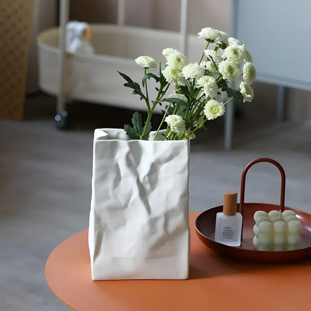 Caelora – Stilvolle moderne Keramikvase im trendigen Papierbeutel-Design