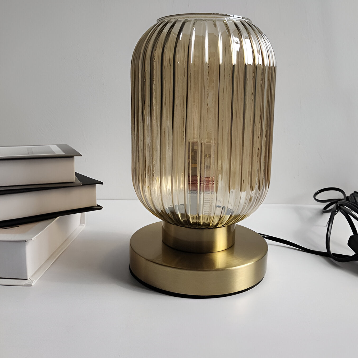 Oriantha - Elegante Nordische Tischlampe mit gebogenem geriffeltem Glas für stimmungsvolle Beleuchtung
