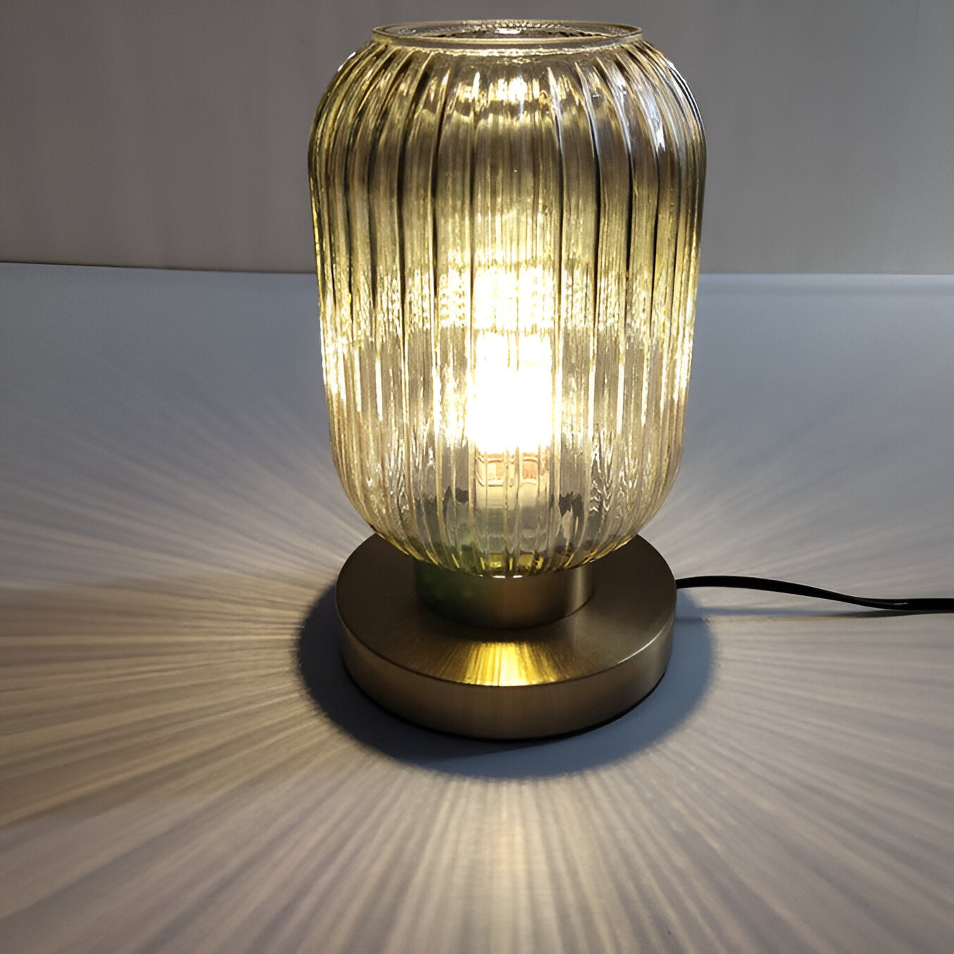 Oriantha - Elegante Nordische Tischlampe mit gebogenem geriffeltem Glas für stimmungsvolle Beleuchtung