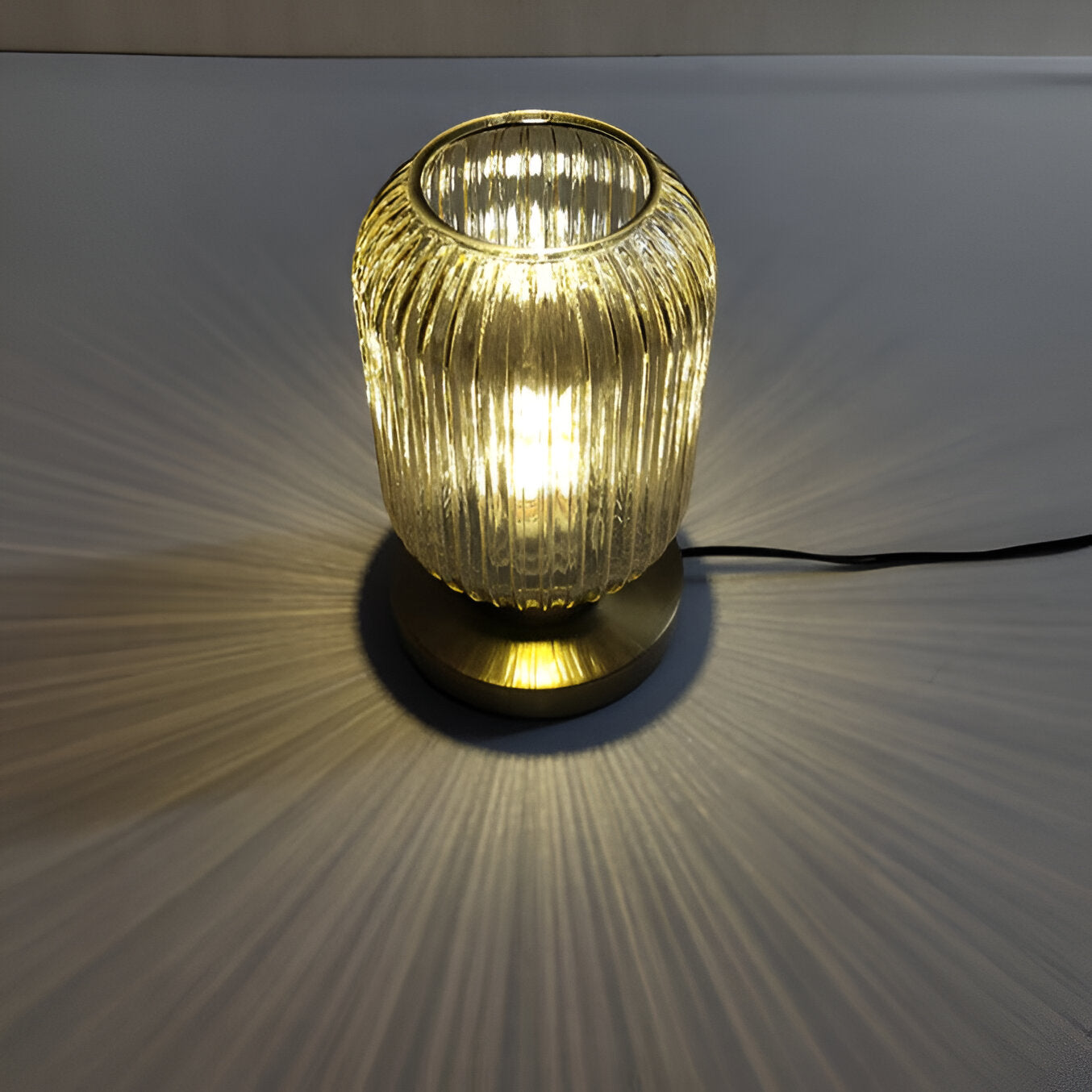 Oriantha - Elegante Nordische Tischlampe mit gebogenem geriffeltem Glas für stimmungsvolle Beleuchtung