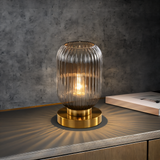 Elegante Nordische Tischlampe mit gebogenem geriffeltem Glas für stimmungsvolle Beleuchtung