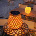 Elegante lampada solare da giardino con aspetto naturale in bambù intrecciato per un’illuminazione esterna suggestiva