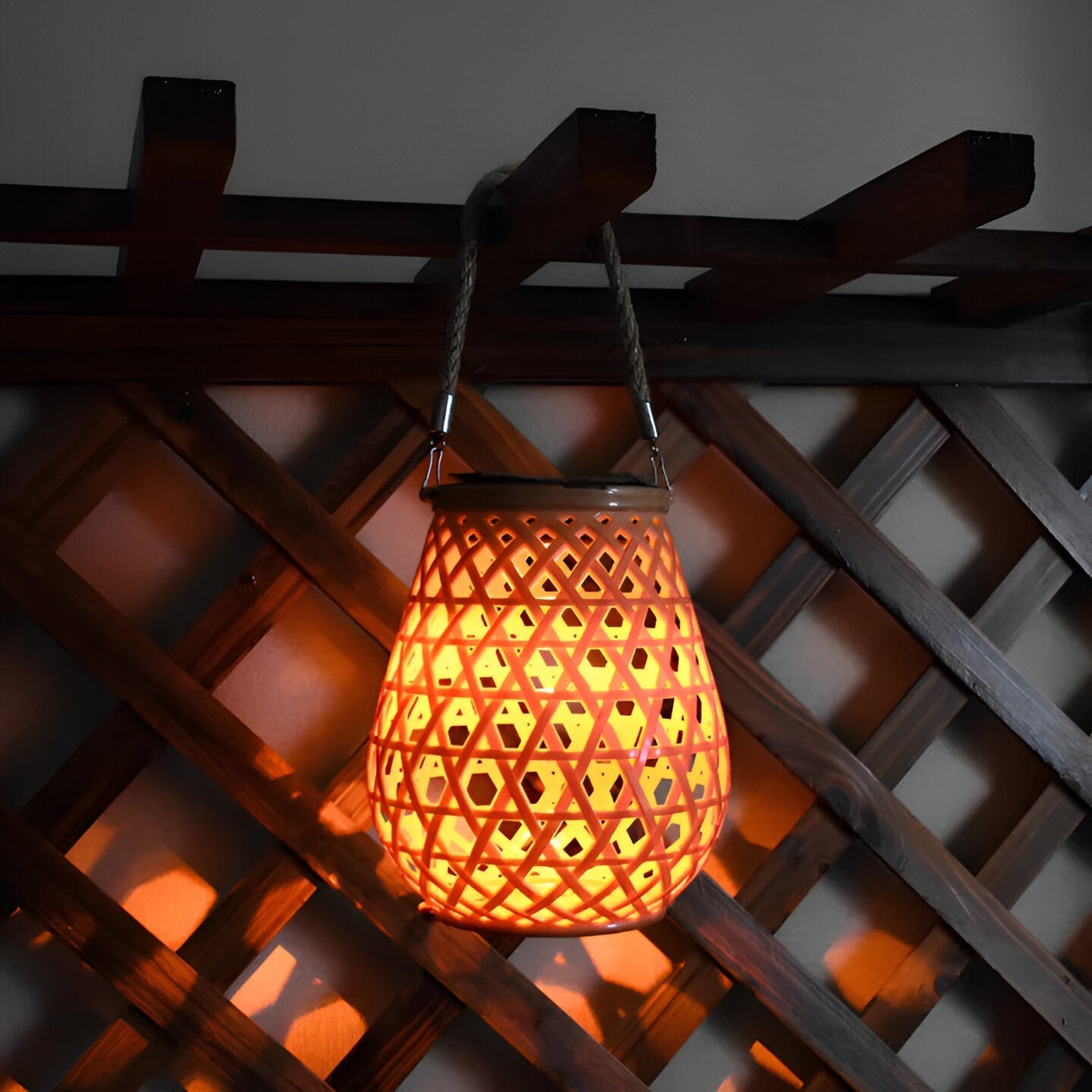 Isavora - Stilvolle solar Gartenlampe mit natürlichem geflochtenem Bambus-Look für stimmungsvolle Außenbeleuchtung