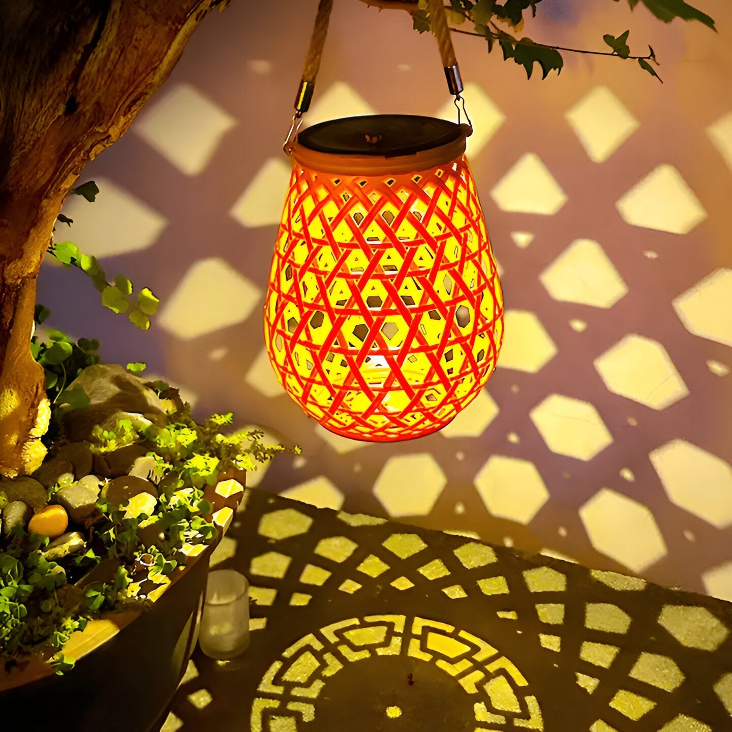 Isavora - Stilvolle solar Gartenlampe mit natürlichem geflochtenem Bambus-Look für stimmungsvolle Außenbeleuchtung