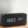 Moderne digital LED vækkeur i stilfuldt plastdesign