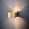 Elegant gylden minimalistisk væglampe til tidløst design