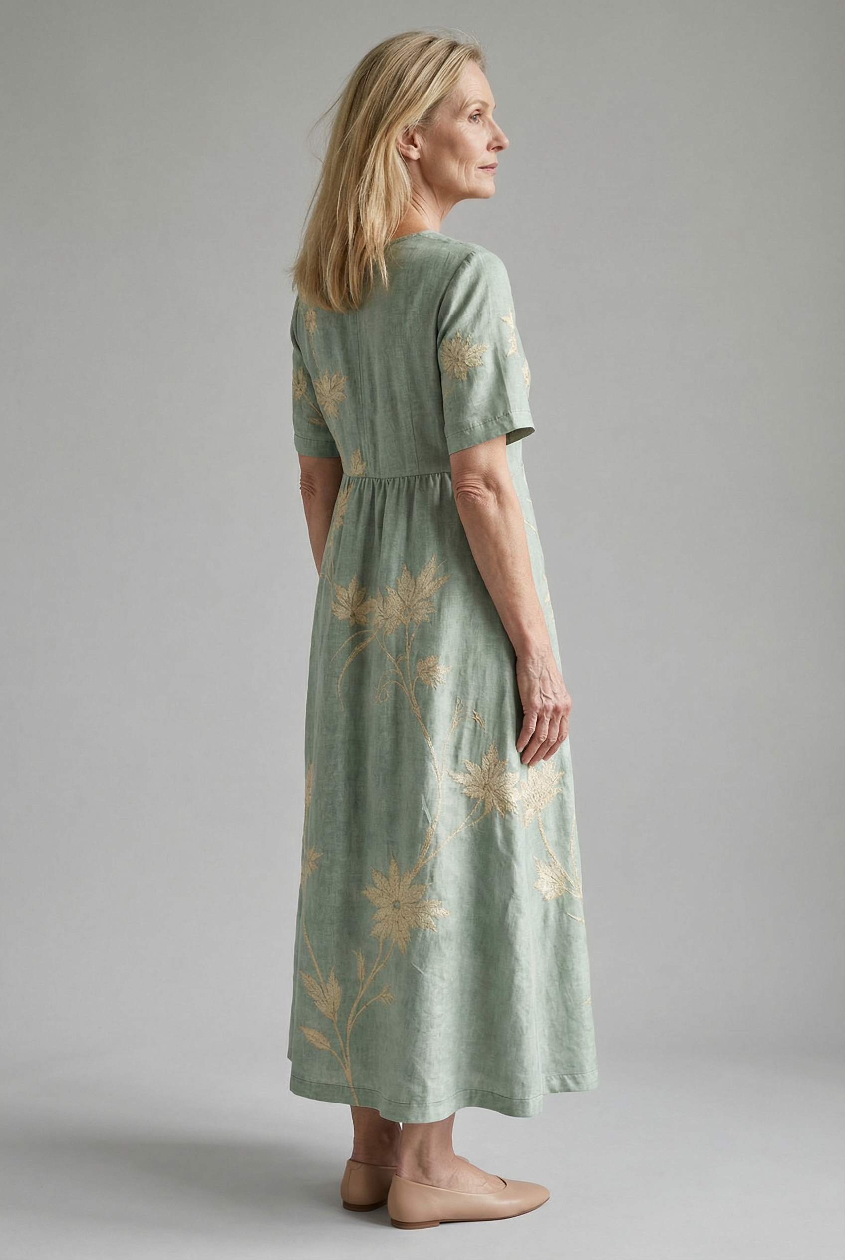 Elegantes blau-graues Kleid mit charmanten Blumenstickereien für einen anspruchsvollen Look