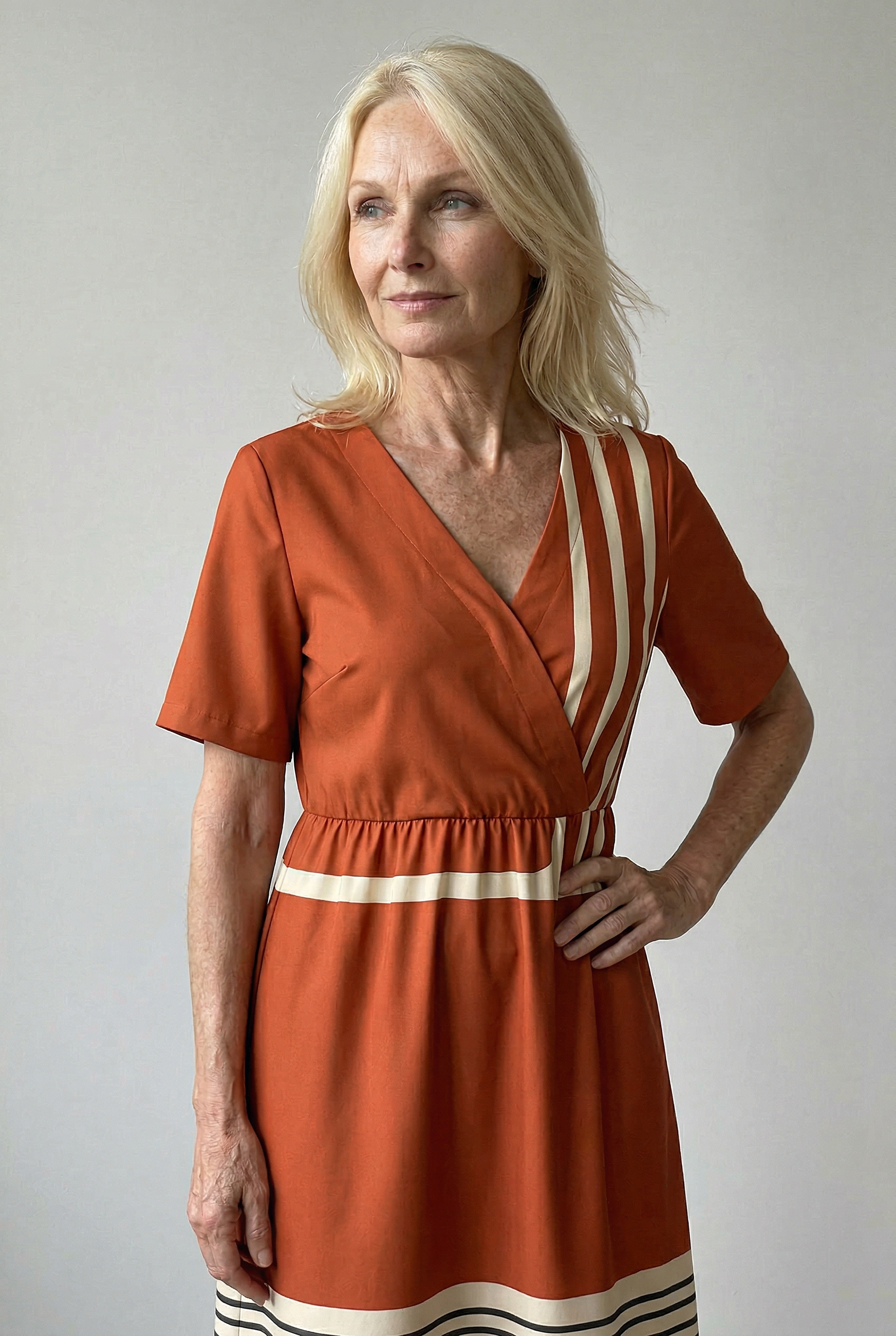 Elegantes terrakottakleid mit stilvollen grafischen Streifen Damen
