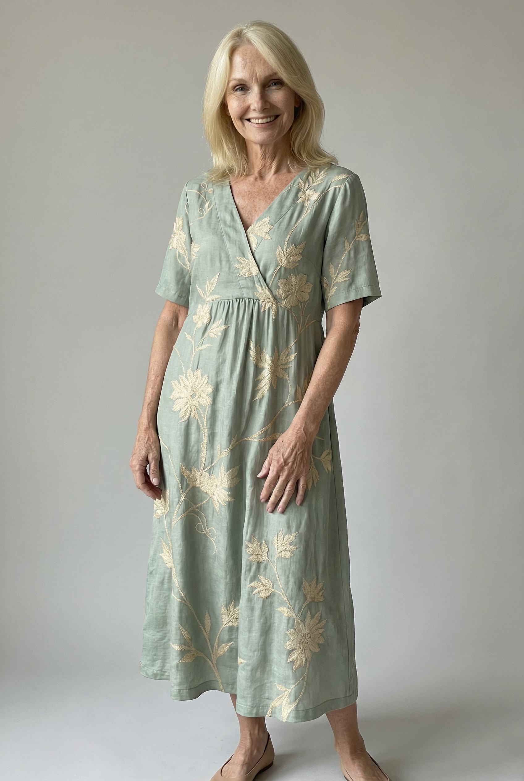 Elegantes blau-graues Kleid mit charmanten Blumenstickereien für einen anspruchsvollen Look