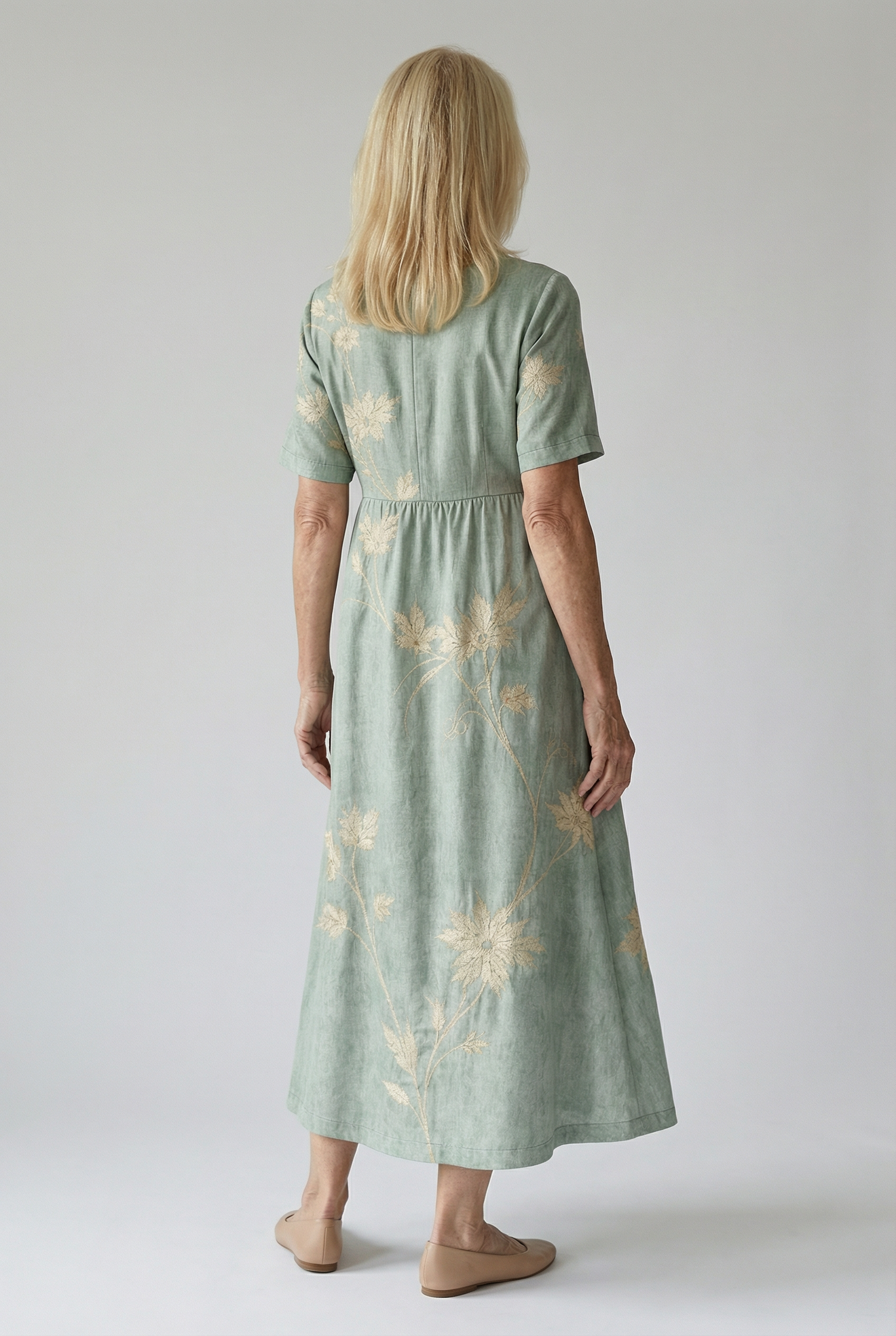 Elegantes blau-graues Kleid mit charmanten Blumenstickereien für einen anspruchsvollen Look
