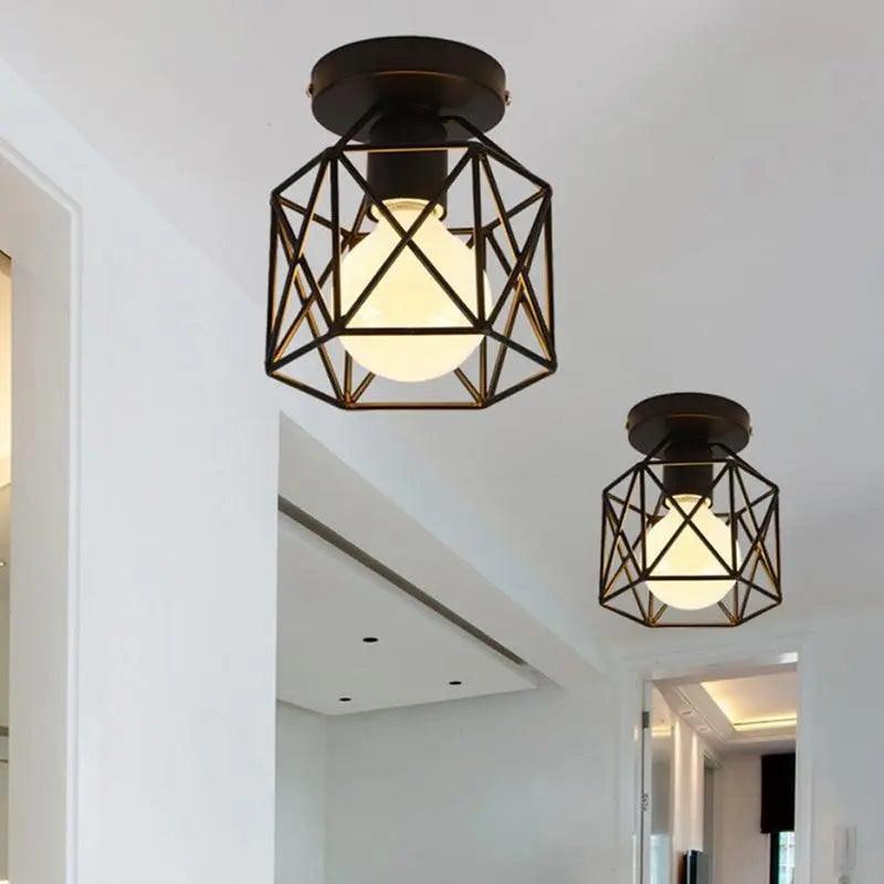 Bringen Sie eine elegante Note in Ihr Zuhause mit unserer stilvollen schwarzen Käfiglampe aus Metall, LED-kompatibel und mit elegantem E27-Fuß