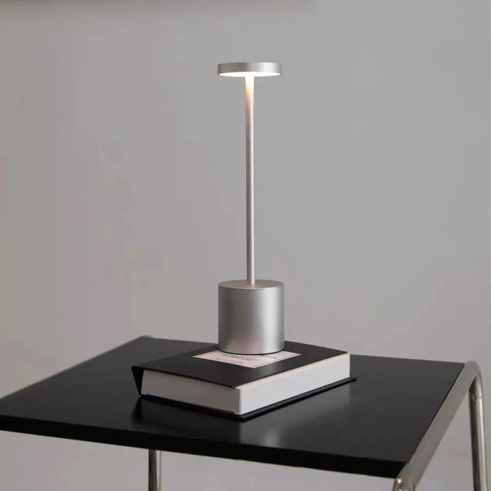 Elegante Schreibtischlampe LoraGlow – Metall, verstellbares LED, wiederaufladbar per USB für perfektes Licht