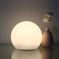 Moderna lampada da tavolo LED con regolazione vibrante della temperatura colore a forma di sfera per un'atmosfera accogliente
