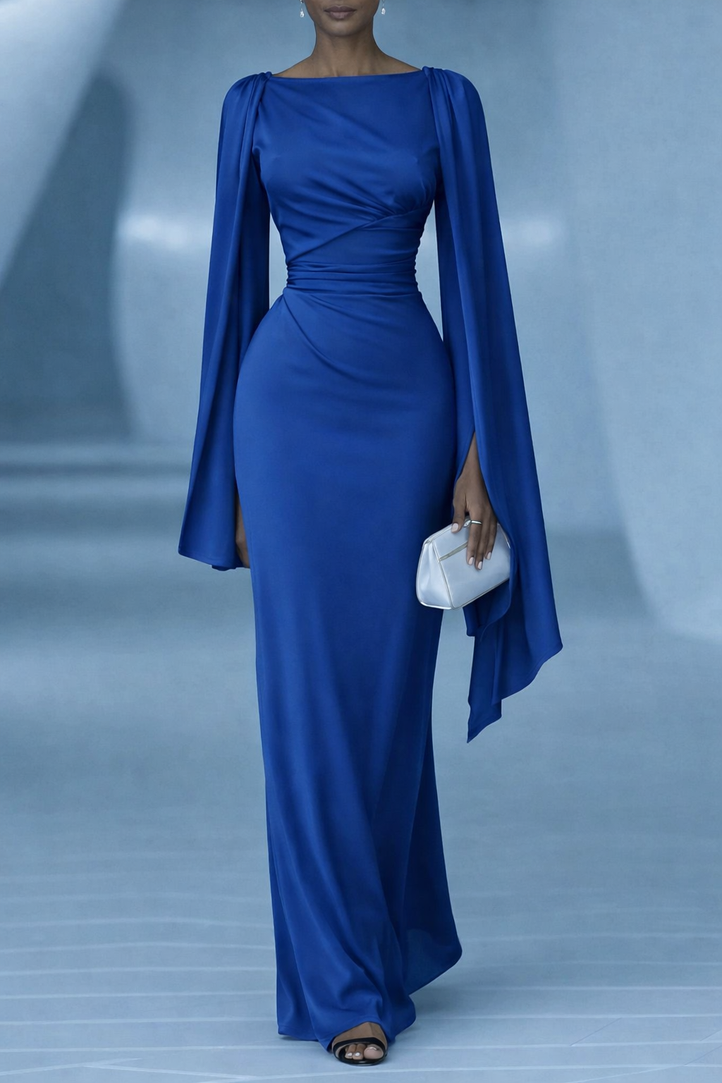Lange Maxi-Bademantel aus dunkelblauem Satin mit Falten und elegantem Drapé