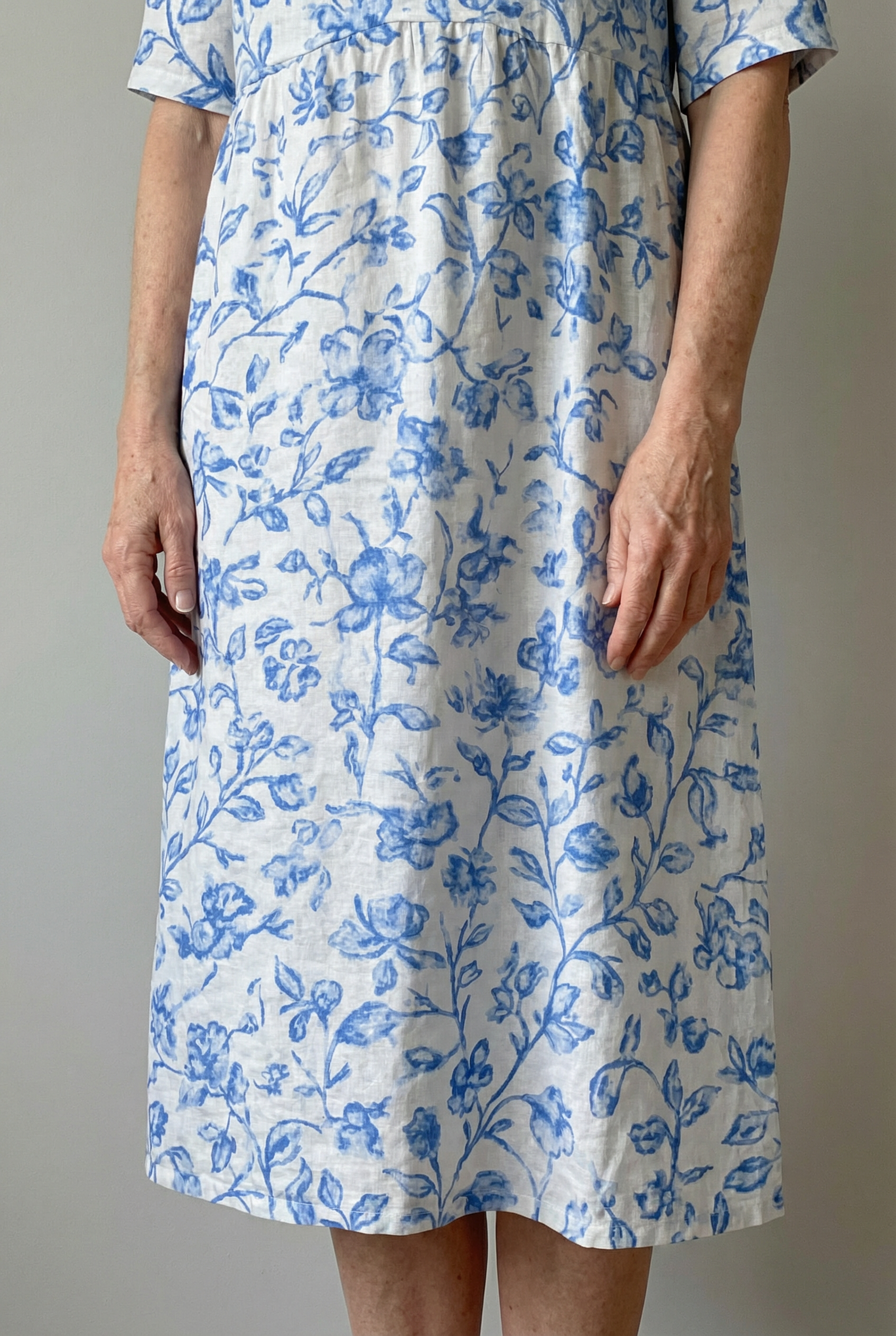 Léonie - Elegantes Vit Kleid mit Charmanten Blau Porzellanblumen Damen