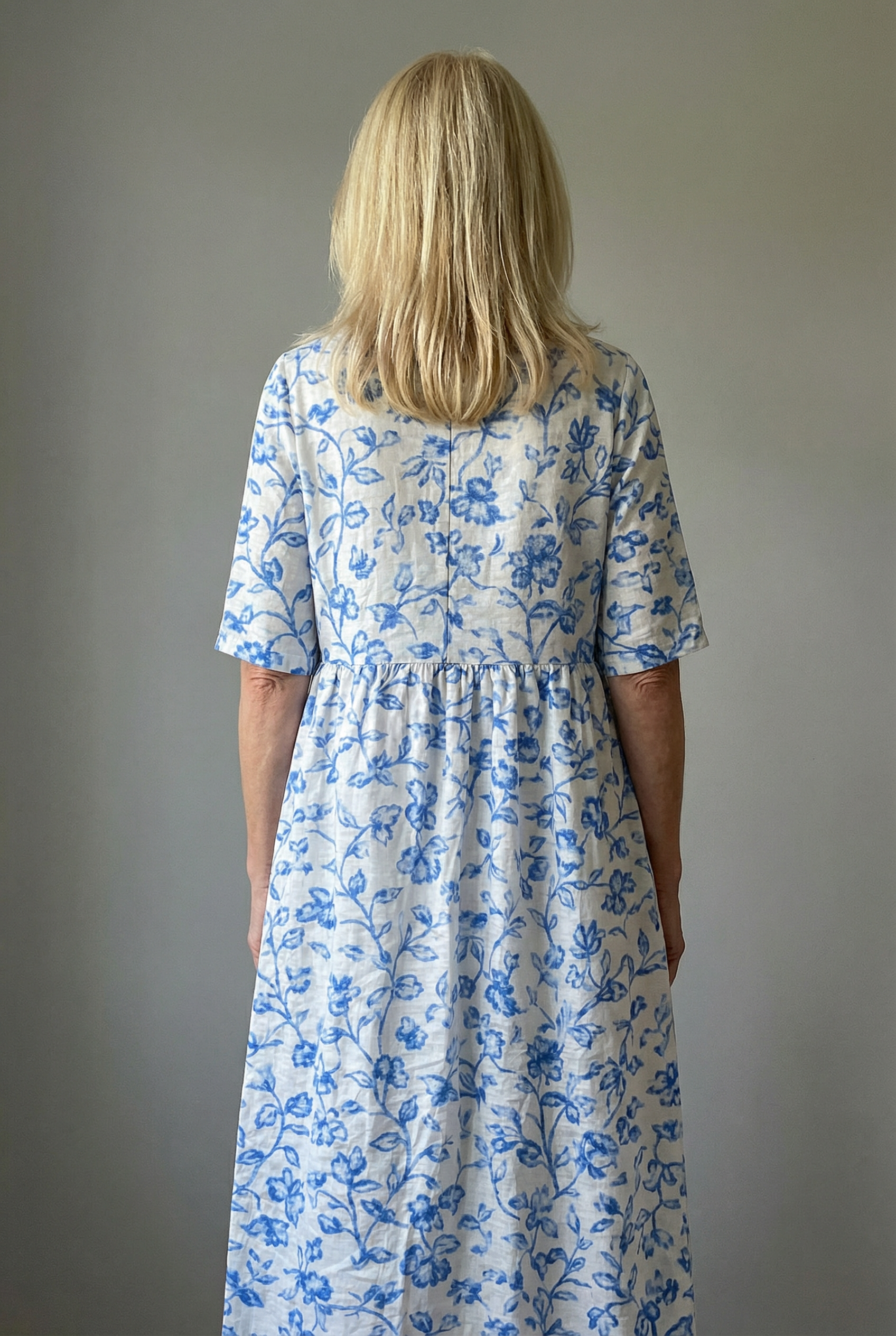 Léonie - Elegantes Vit Kleid mit Charmanten Blau Porzellanblumen Damen