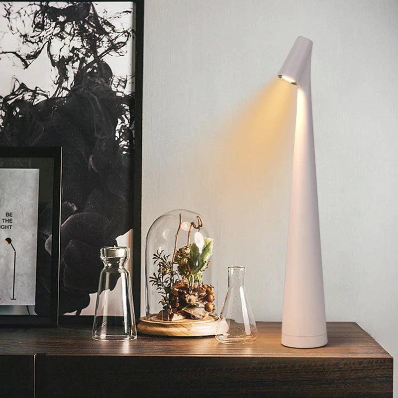 Moderne Tischlampe mit Touchsteuerung und dimmbarer Helligkeit