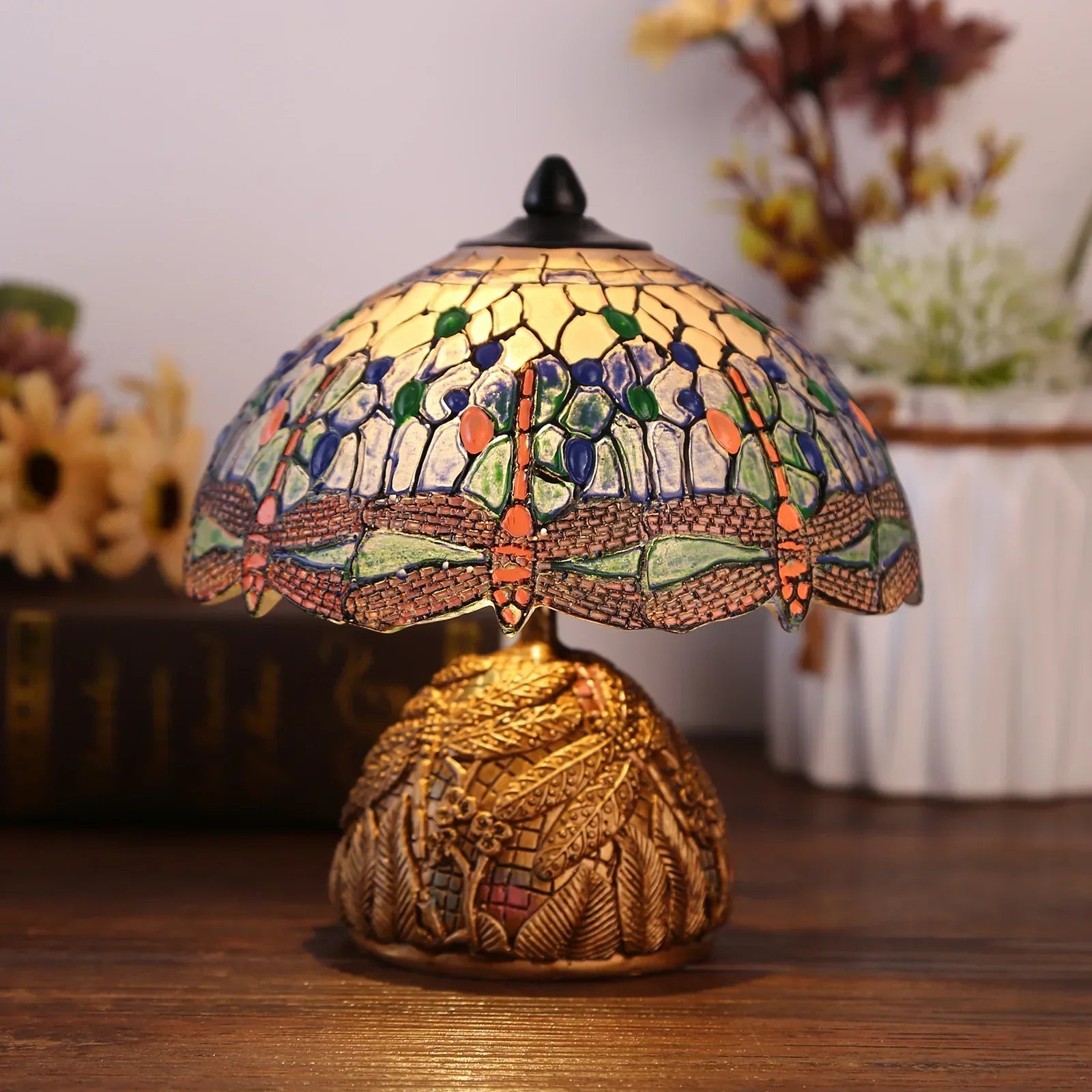 Elegante Lampen aus getöntem Glas mit Kathedrale aus Libellen im Inneren