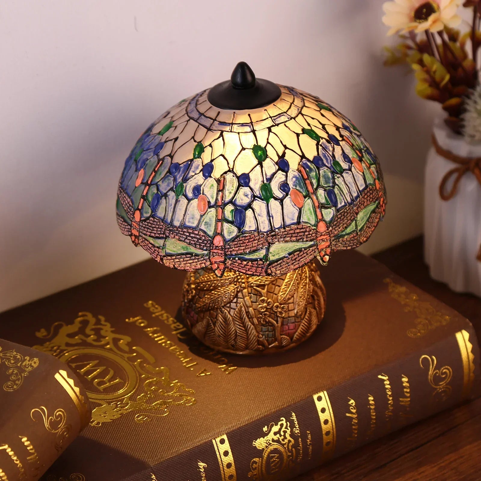 Elegante Lampen aus getöntem Glas mit Kathedrale aus Libellen im Inneren