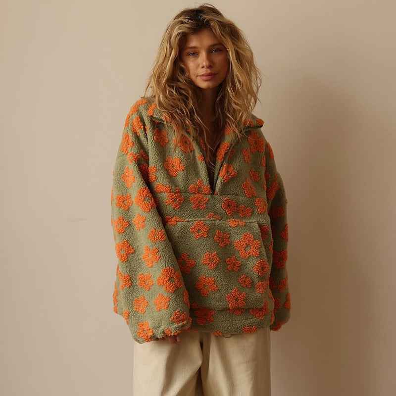 Masie Bloom Fleece mit zarten floralen Details