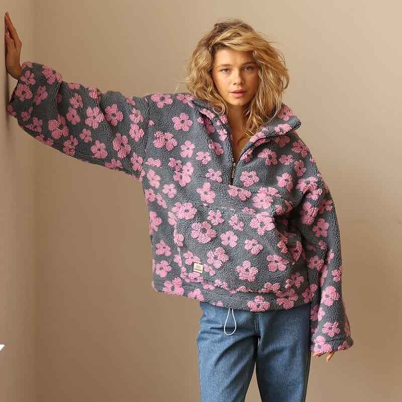 Masie Bloom Fleece mit zarten floralen Details