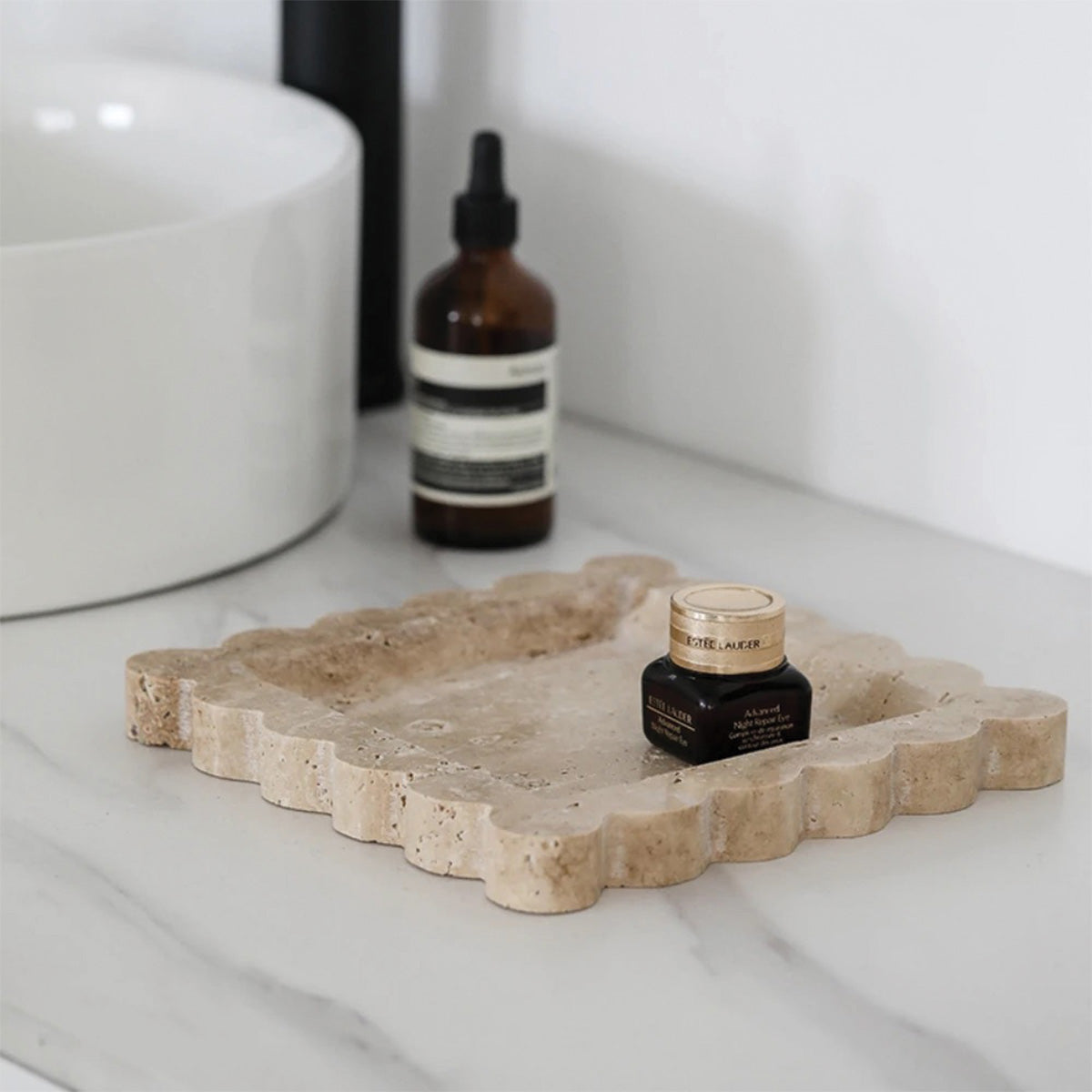 Elegant Marmorplatten mit gewellten Kanten – Anspruchsvolles Stein-Geschirr
