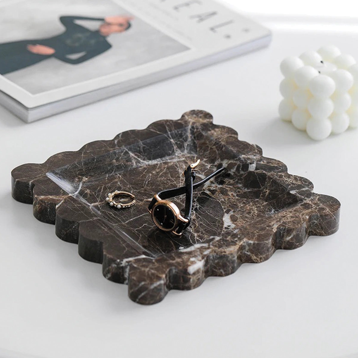 Elegant Marmorplatten mit gewellten Kanten – Anspruchsvolles Stein-Geschirr