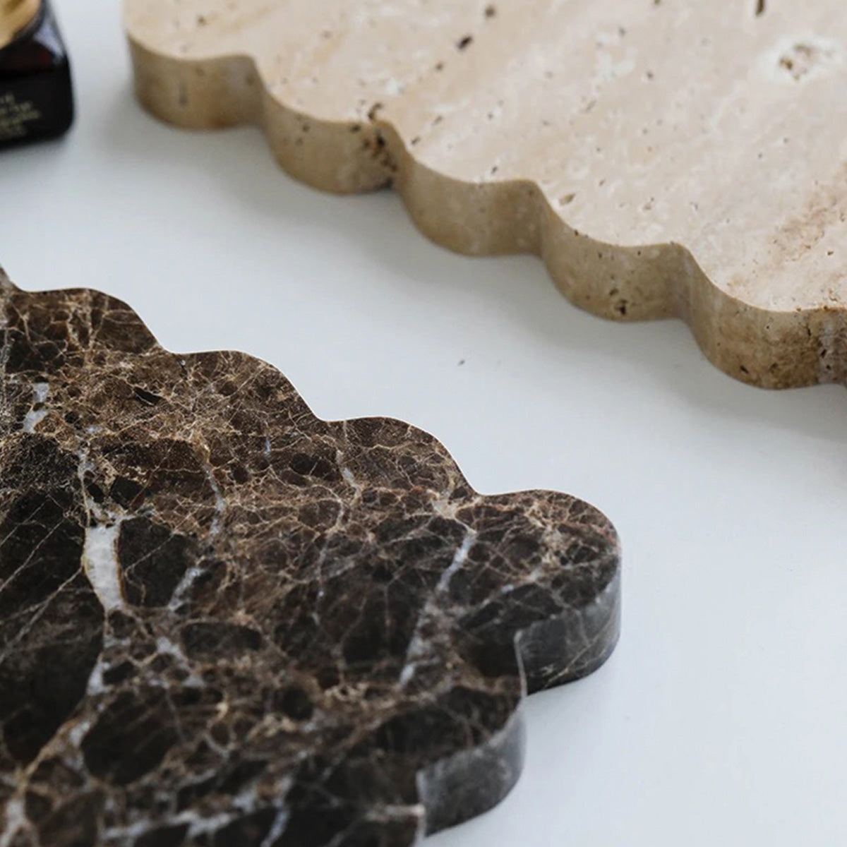 Elegant Marmorplatten mit gewellten Kanten – Anspruchsvolles Stein-Geschirr