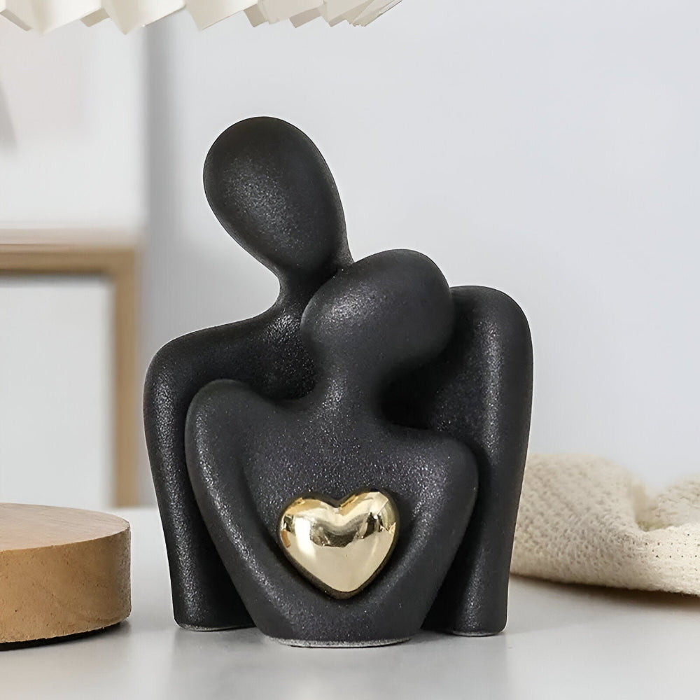 Umarmendes Paar Figur – Moderne Skulptur mit Herzdetail