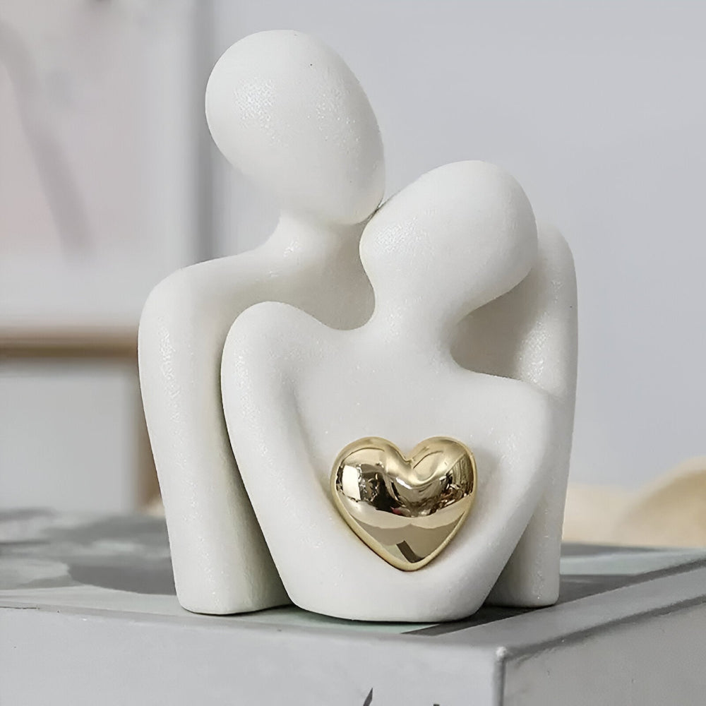 Umarmendes Paar Figur – Moderne Skulptur mit Herzdetail