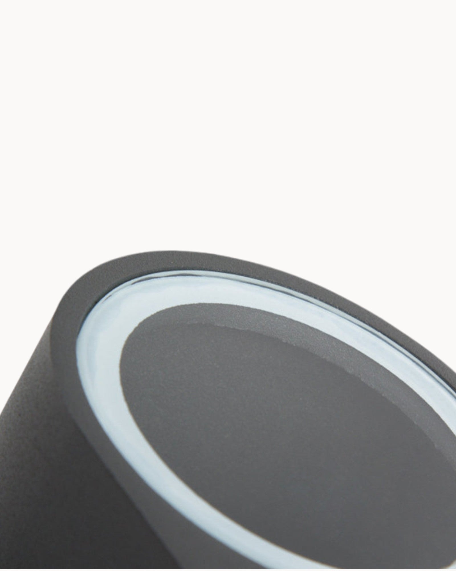 Minimalistische Wandleuchte aus Metall und Glas 7
