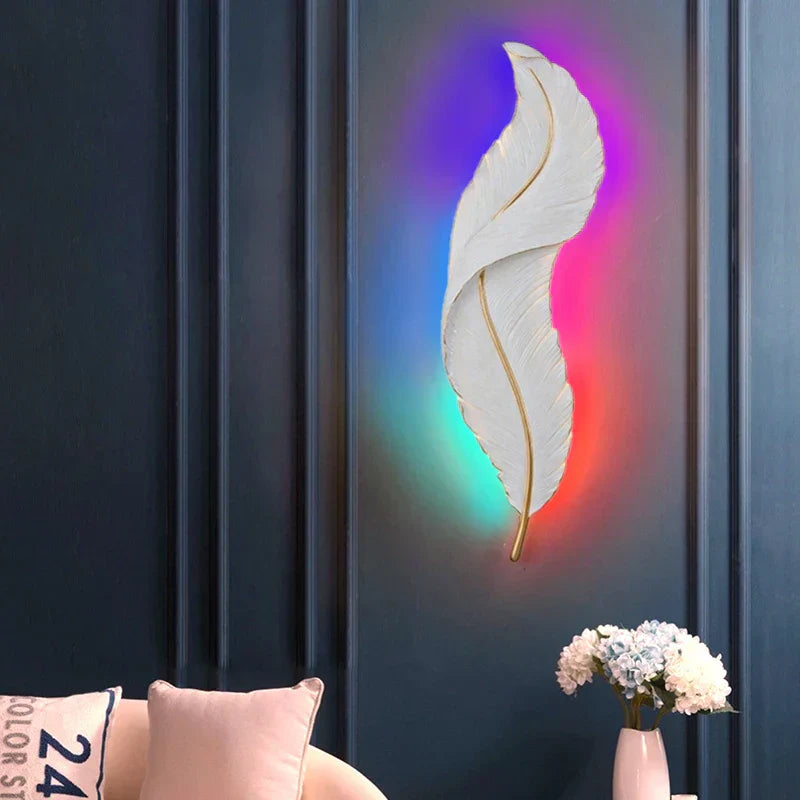 FederAura - Elegante Wandlampe aus weißen Federn für moderne Dekoration