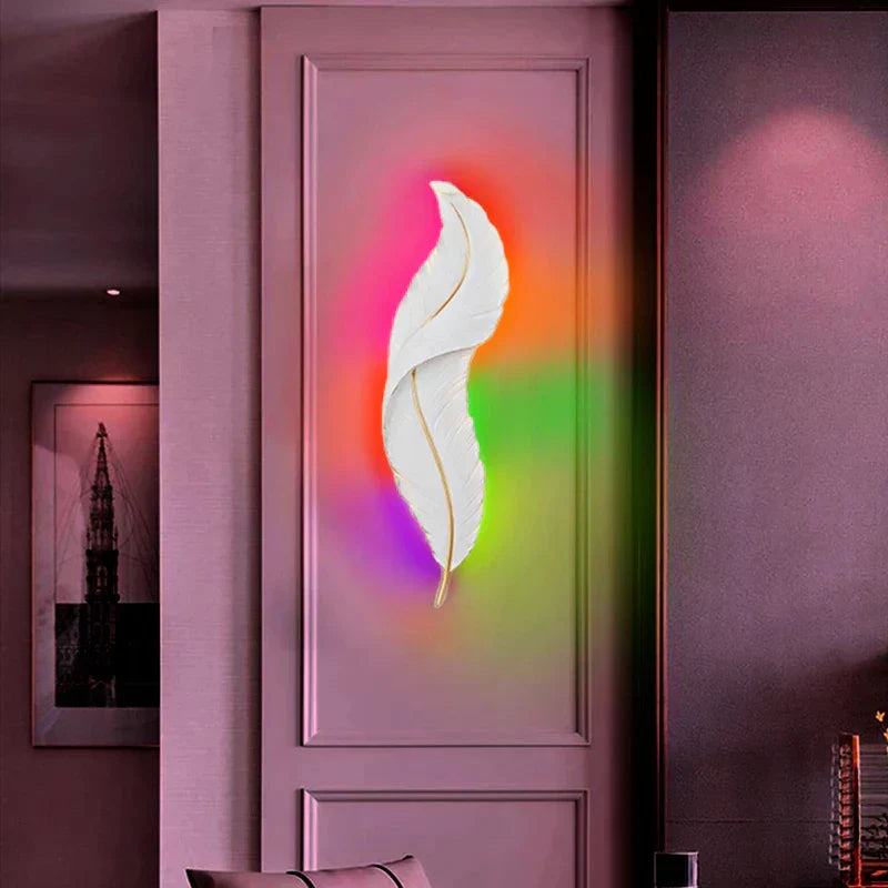 FederAura - Elegante Wandlampe aus weißen Federn für moderne Dekoration