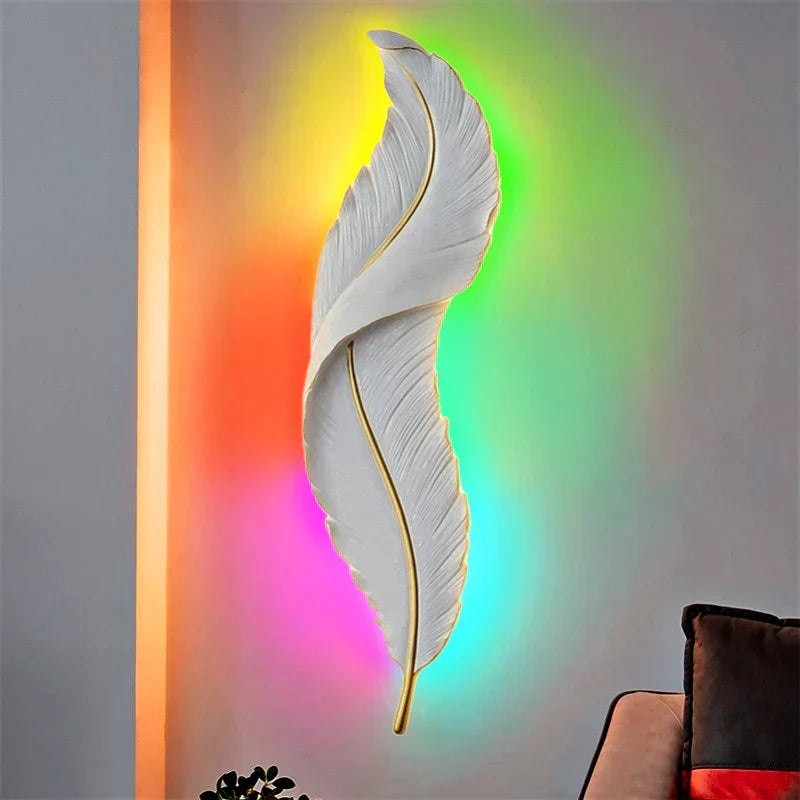 FederAura - Elegante Wandlampe aus weißen Federn für moderne Dekoration