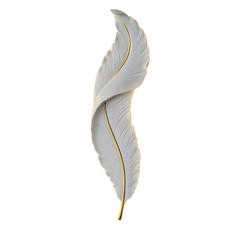 FederAura - Elegante Wandlampe aus weißen Federn für moderne Dekoration