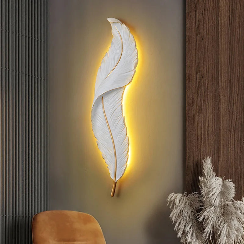 FederAura - Elegante Wandlampe aus weißen Federn für moderne Dekoration
