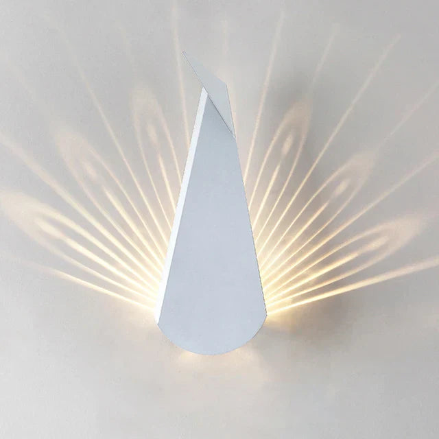 Farbiger Glanz: Wandlampe Pfauenfederglanz