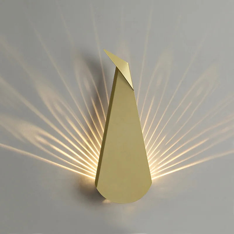 Farbiger Glanz: Wandlampe Pfauenfederglanz