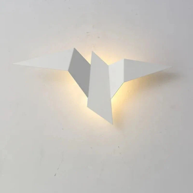 Nordische Eisen-Wandlampe AvianAura mit Vogel-Design für eine warme Atmosphäre