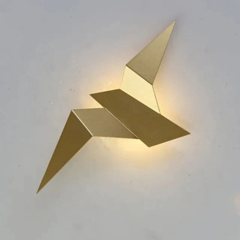Nordische Eisen-Wandlampe AvianAura mit Vogel-Design für eine warme Atmosphäre
